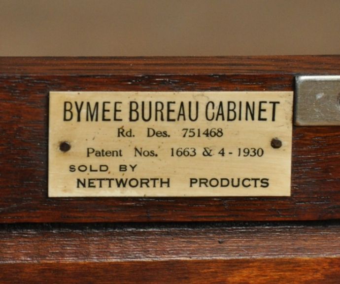 アンティークのキャビネット　アンティーク家具　英国アンティークの家具、オーク材の小さなカップボード。メーカーのタグが残っていました。(k-1238-f)