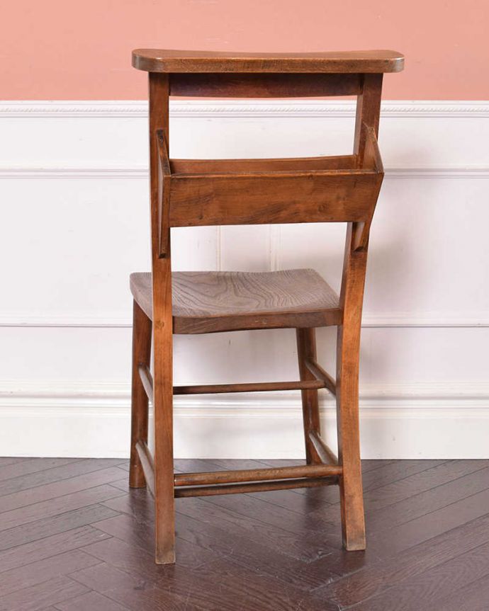 チャペルチェアの後ろ姿