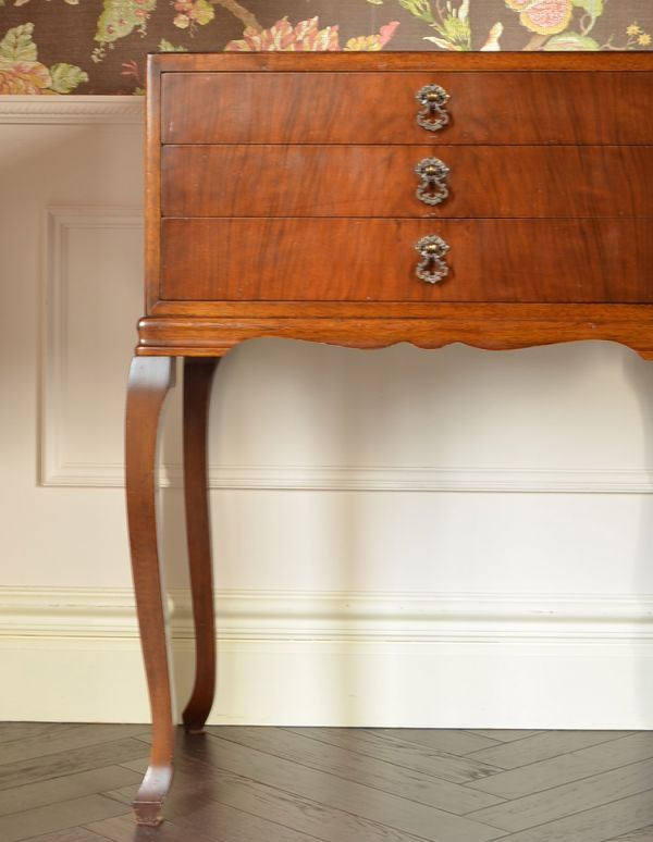 アンティークのチェスト アンティーク家具 英国のアンティーク家具、ウォルナット材のカトラリーチェスト。品のある色合いと木目です。(k-1243-f)