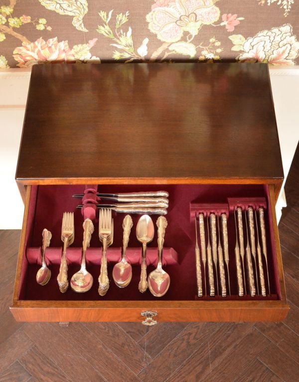 アンティークのチェスト アンティーク家具 英国のアンティーク家具、ウォルナット材のカトラリーチェスト。引き出しを開けると、英国らしい雰囲気が漂います。(k-1243-f)