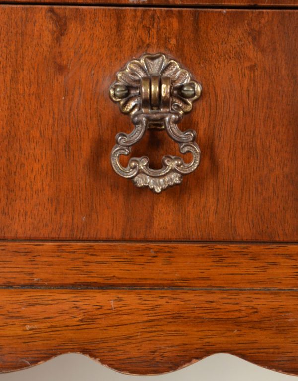 アンティークのチェスト アンティーク家具 英国のアンティーク家具、ウォルナット材のカトラリーチェスト。アンティークの装飾がオシャレな取っ手です。(k-1243-f)