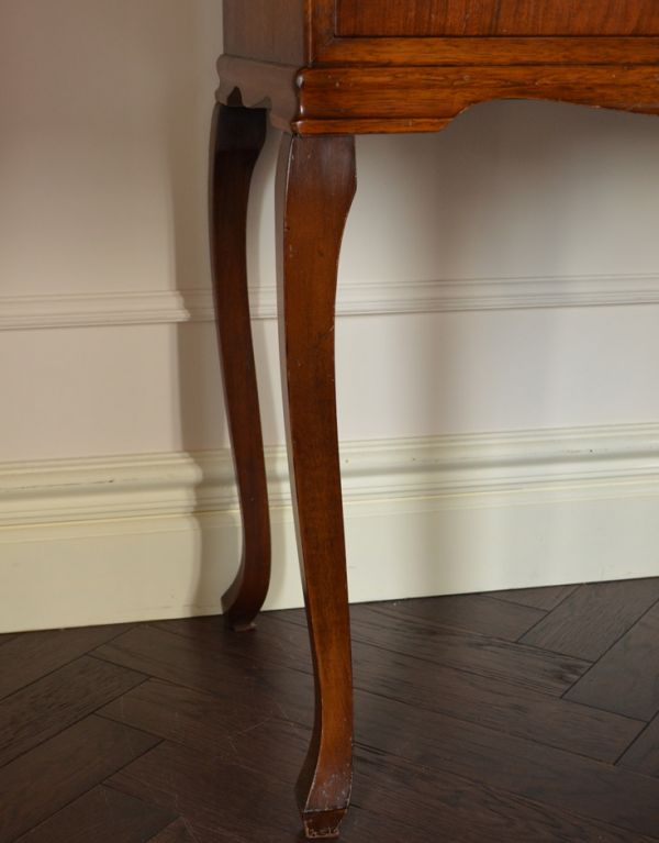 アンティークのチェスト アンティーク家具 英国のアンティーク家具、ウォルナット材のカトラリーチェスト。上品なラインの脚がしっかりとキャビネットを支えます。(k-1243-f)