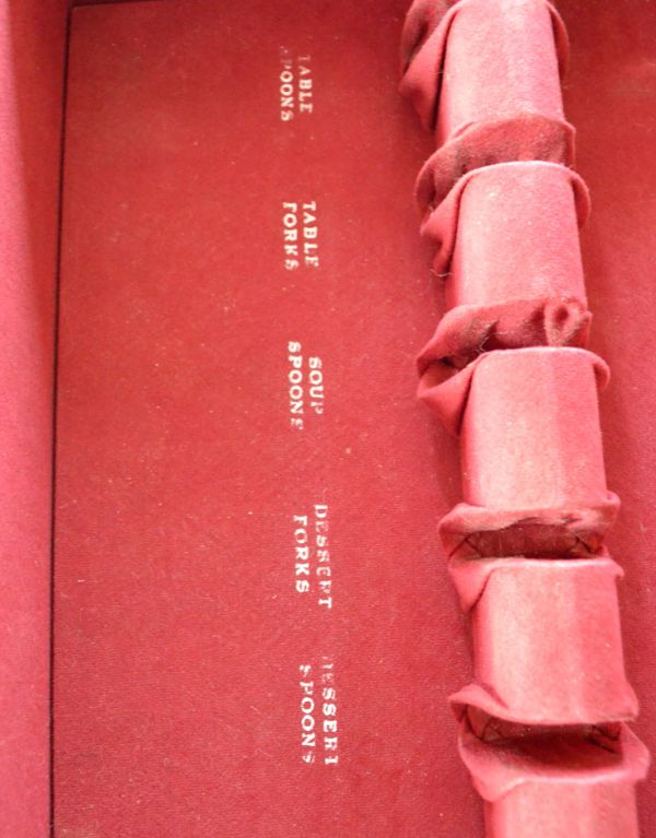 アンティークのチェスト アンティーク家具 英国のアンティーク家具、ウォルナット材のカトラリーチェスト。※引き出しのビロードに食器の名前印字があります。(k-1243-f)