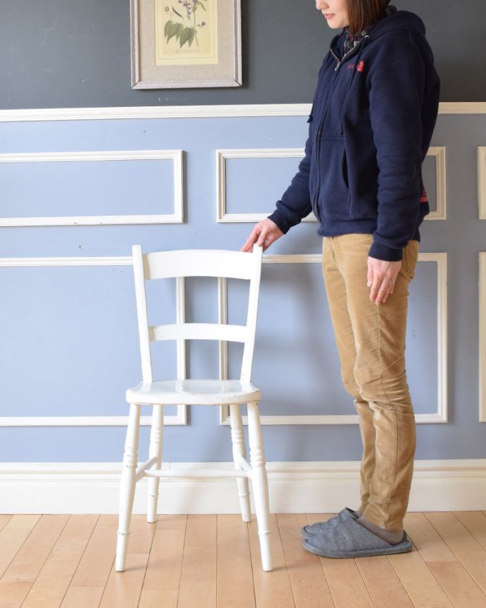 キッチンチェア　アンティーク チェア　イギリス輸入のアンティークキッチンチェア（ペイント仕上げ）。お部屋の片隅にポンっと飾って置いても雰囲気が出ますよ。(k-1248-c)