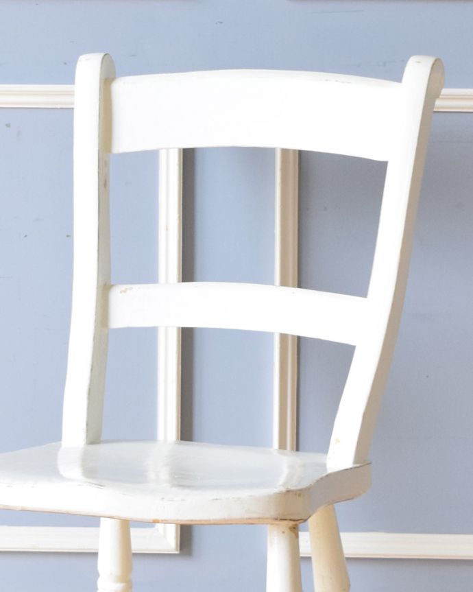 キッチンチェア　アンティーク チェア　イギリス輸入のアンティークキッチンチェア（ペイント仕上げ）。キズや汚れ、木目や色は1脚1脚微妙に違いますが、どれもキレイに仕上げています。(k-1248-c)