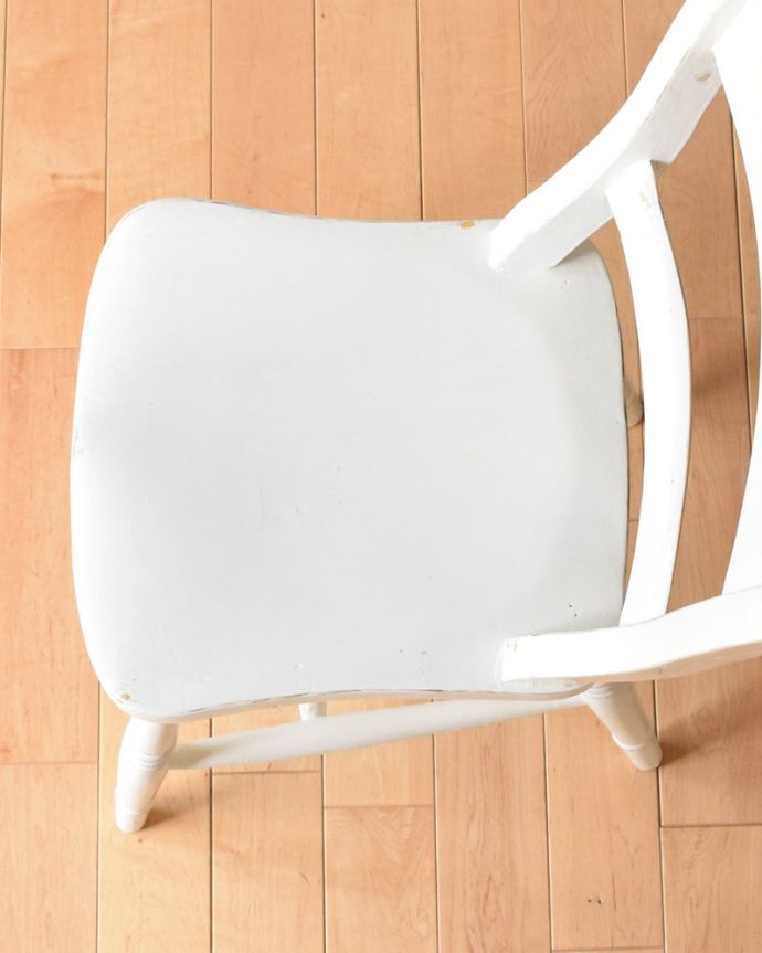 キッチンチェア　アンティーク チェア　イギリス輸入のアンティークキッチンチェア（ペイント仕上げ）。角が丸く作られているので、小さいお子様がいるご家庭でも安心です。(k-1248-c)