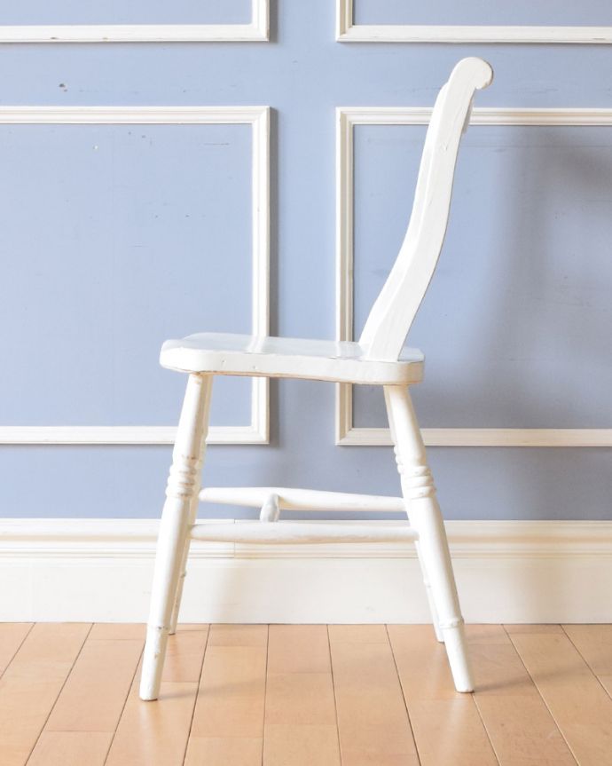キッチンチェア　アンティーク チェア　イギリス輸入のアンティークキッチンチェア（ペイント仕上げ）。よしかかりやすい背もたれ。(k-1248-c)