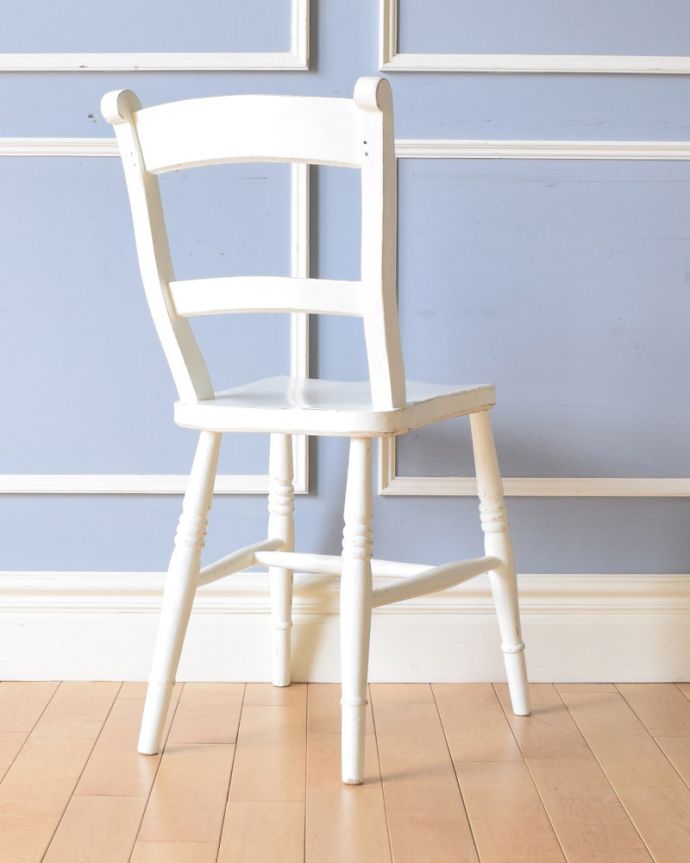 キッチンチェア　アンティーク チェア　イギリス輸入のアンティークキッチンチェア（ペイント仕上げ）。背中から見たときも可愛いキッチンチェアです。(k-1248-c)