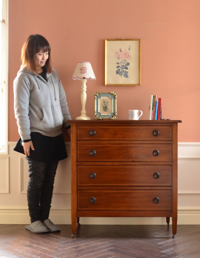 アンティークのチェスト　アンティーク家具　イギリスらしいアンティーク家具、マホガニー材を使った４段チェスト。落ち着きと品のあるデザイン。(k-1251-f)