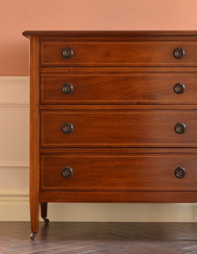 アンティークのチェスト　アンティーク家具　イギリスらしいアンティーク家具、マホガニー材を使った４段チェスト。とても美しいオークの木目です。(k-1251-f)