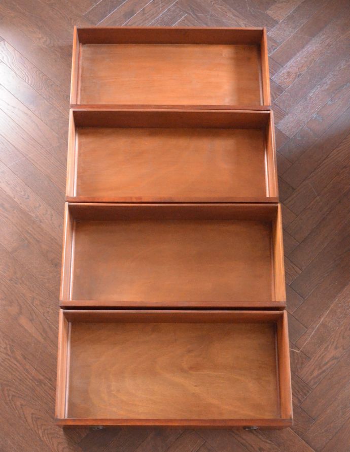 アンティークのチェスト　アンティーク家具　イギリスらしいアンティーク家具、マホガニー材を使った４段チェスト。引き出しは４杯。(k-1251-f)