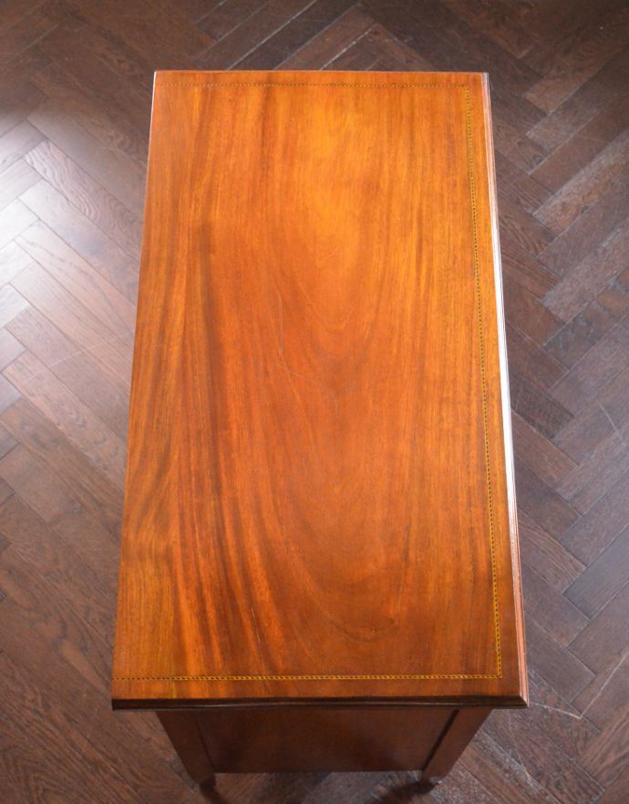 アンティークのチェスト　アンティーク家具　イギリスらしいアンティーク家具、マホガニー材を使った４段チェスト。天板も木目がとってもキレイです。(k-1251-f)