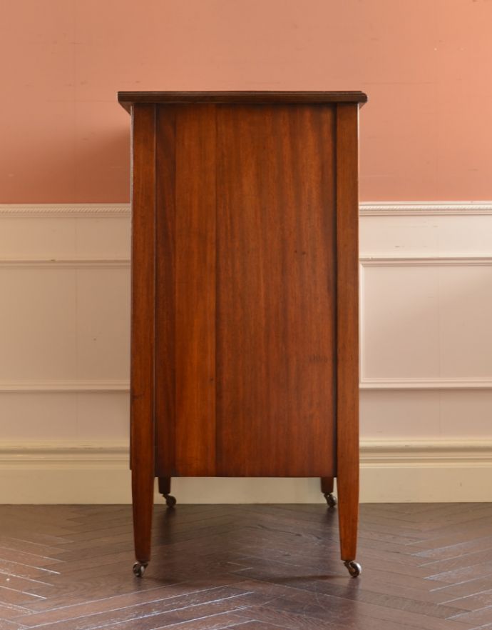 アンティークのチェスト　アンティーク家具　イギリスらしいアンティーク家具、マホガニー材を使った４段チェスト。サイドから見ても絵になります。(k-1251-f)