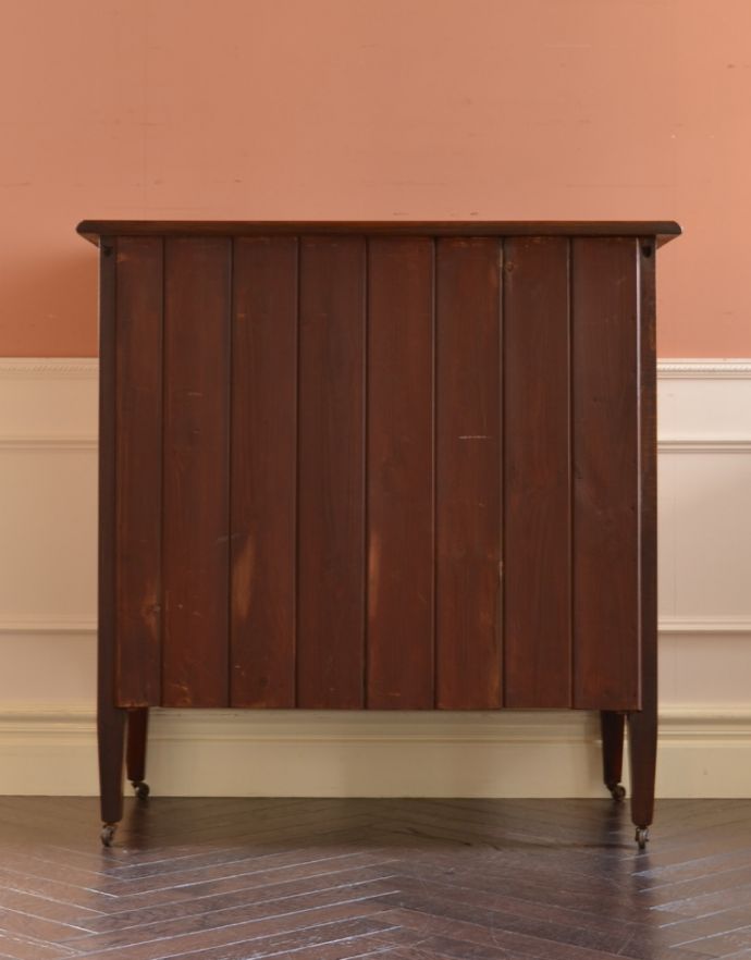 アンティークのチェスト　アンティーク家具　イギリスらしいアンティーク家具、マホガニー材を使った４段チェスト。アンティークは新品ではないので、経年変化によるキズはありますが、専門の職人によって目立たないようにキレイにお直しをしています。(k-1251-f)