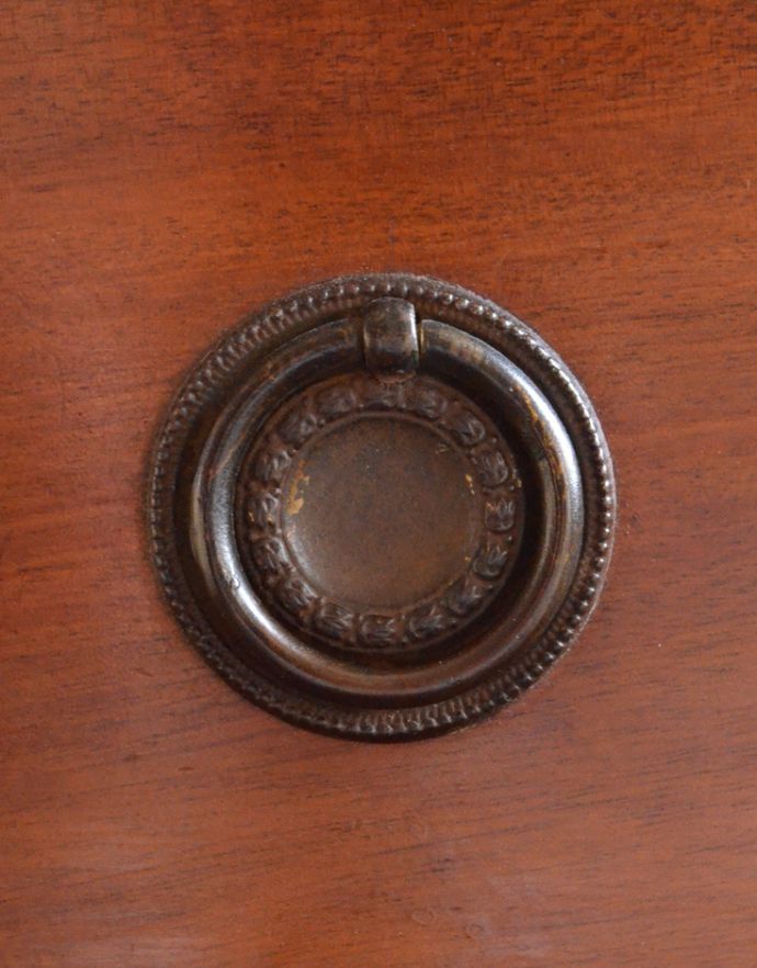 アンティークのチェスト　アンティーク家具　イギリスらしいアンティーク家具、マホガニー材を使った４段チェスト。アンティークならではの重厚感のある取っ手です。(k-1251-f)