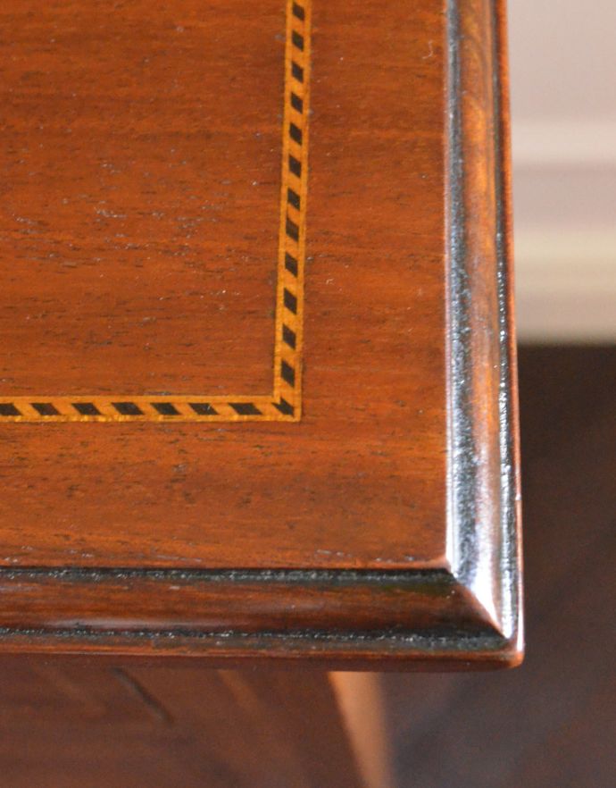 アンティークのチェスト　アンティーク家具　イギリスらしいアンティーク家具、マホガニー材を使った４段チェスト。細やかな装飾が美しいので、見ているだけでうっとりしちゃいます。(k-1251-f)