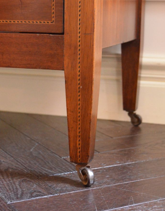 アンティークのチェスト　アンティーク家具　イギリスらしいアンティーク家具、マホガニー材を使った４段チェスト。脚がすっきりしているのでお掃除も楽です。(k-1251-f)