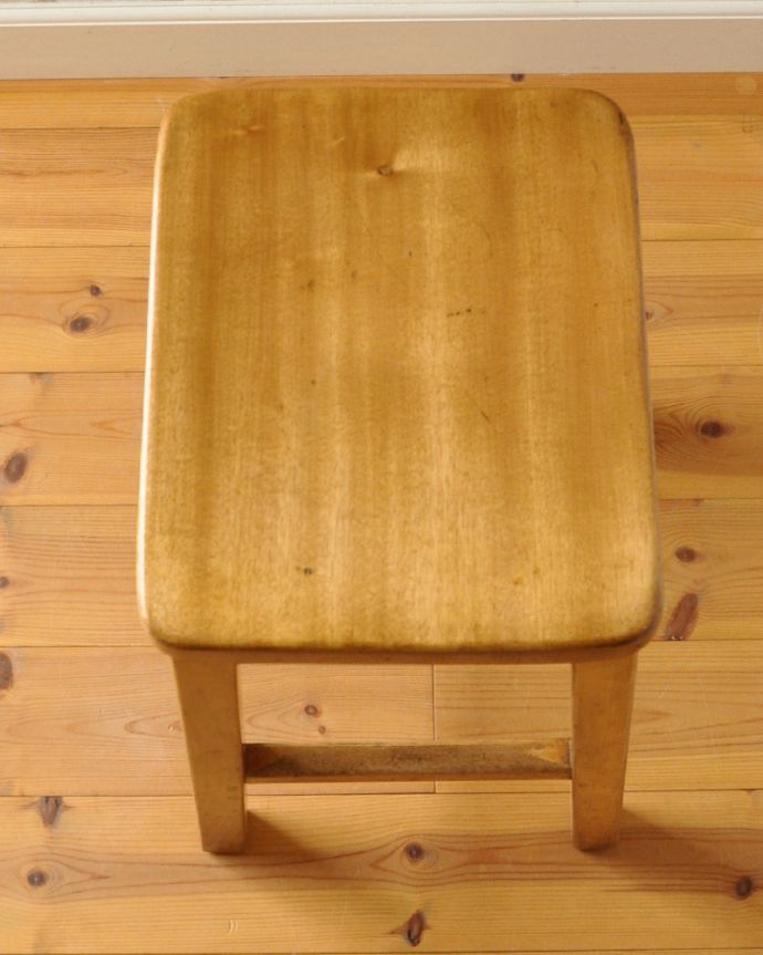 スツール・オットマン　アンティーク チェア　イギリスから到着したアンティークチェア、ナチュラルな木製スツール。四角い座面です。(k-1253-c)