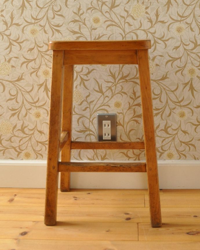 スツール・オットマン　アンティーク チェア　イギリスから到着したアンティークチェア、ナチュラルな木製スツール。脚もしっかり組まれているのがわかります。(k-1253-c)