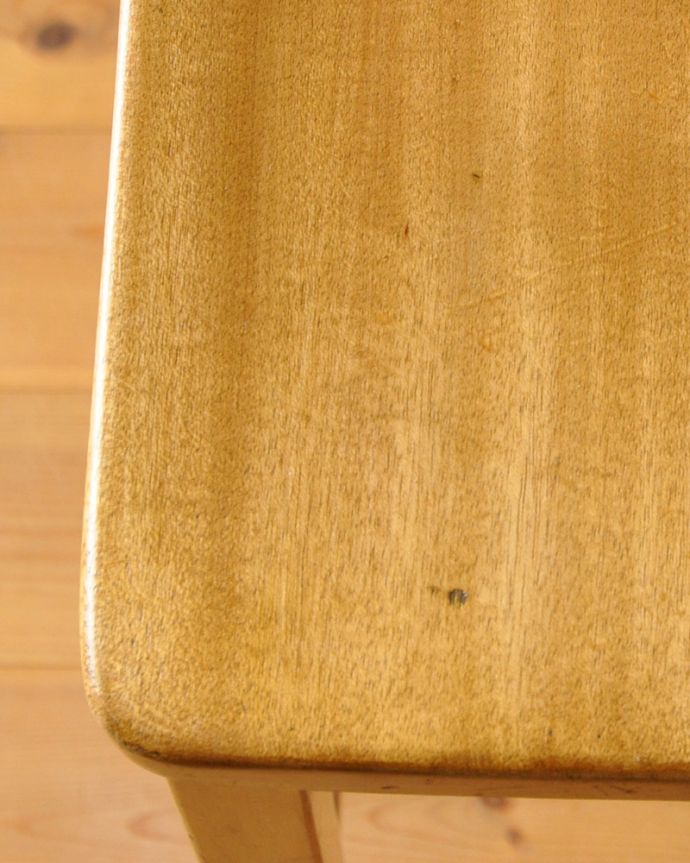 スツール・オットマン　アンティーク チェア　イギリスから到着したアンティークチェア、ナチュラルな木製スツール。角が丸い座面は、小さいお子様がいるご家庭でも安心です。(k-1253-c)