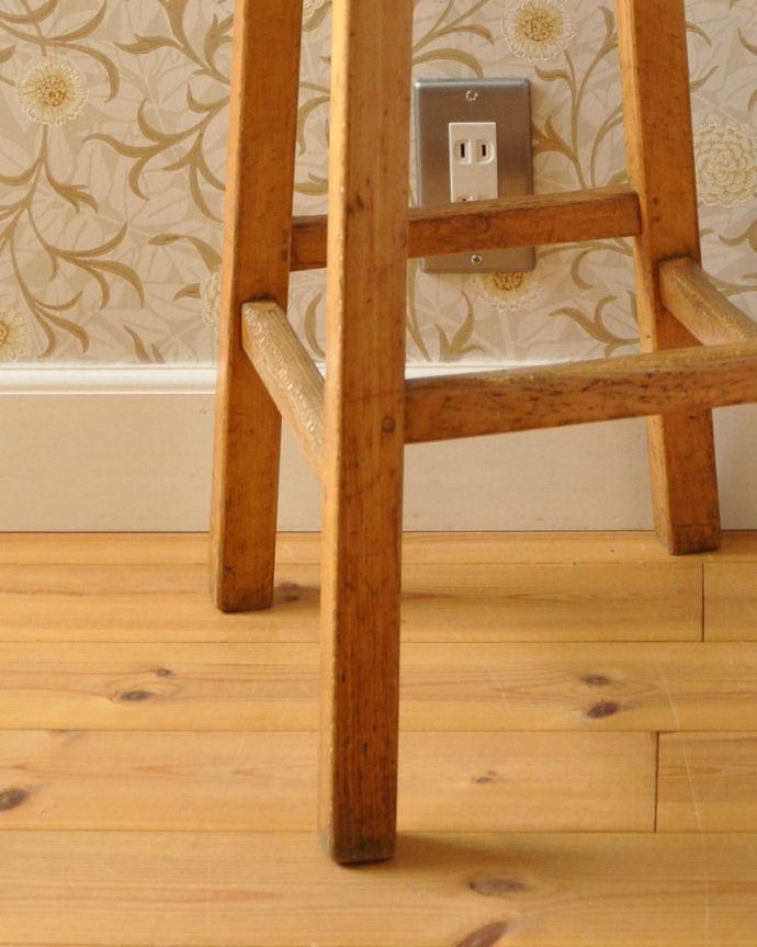 アンティークスツールの脚