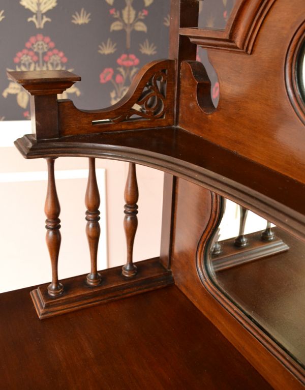 アンティークのキャビネット アンティーク家具 ミラーが美しいアンティーク家具、豪華なペディスタルキャビネット(飾り棚)。とっても美しい彫の装飾です。(k-1254k-f)