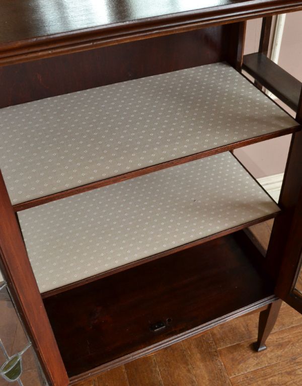 アンティークのキャビネット アンティーク家具 ミラーが美しいアンティーク家具、豪華なペディスタルキャビネット(飾り棚)。3段に分けて細かく整理整頓できるのが嬉しいですね。(k-1254k-f)