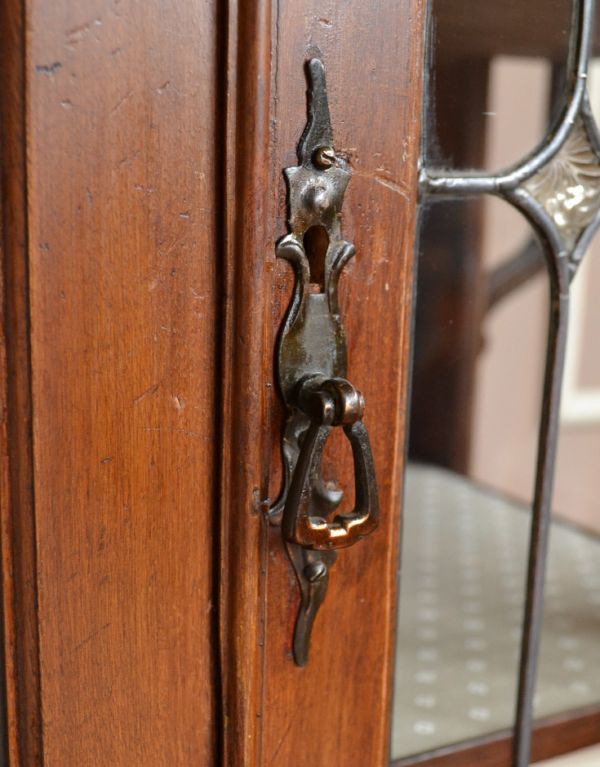 アンティークのキャビネット アンティーク家具 ミラーが美しいアンティーク家具、豪華なペディスタルキャビネット(飾り棚)。アンティークならではの凝った形の取っ手です。(k-1254k-f)