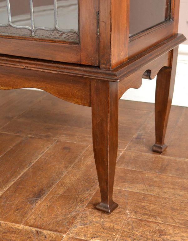 アンティークのキャビネット アンティーク家具 ミラーが美しいアンティーク家具、豪華なペディスタルキャビネット(飾り棚)。安定感のある脚がしっかり支えます。(k-1254k-f)