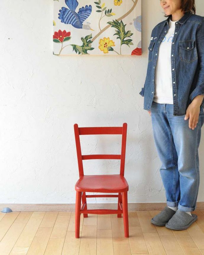ダイニングチェア　アンティーク チェア　イギリスで見つけたアンティークペイント椅子、赤い色のチャイルドチェア。見た目の可愛らしさはもちろん、ちゃんと使える小さな椅子子ども用のアンティークチェアは、玄関やリビングに置いておくだけでも可愛いんです。(k-1257-c)