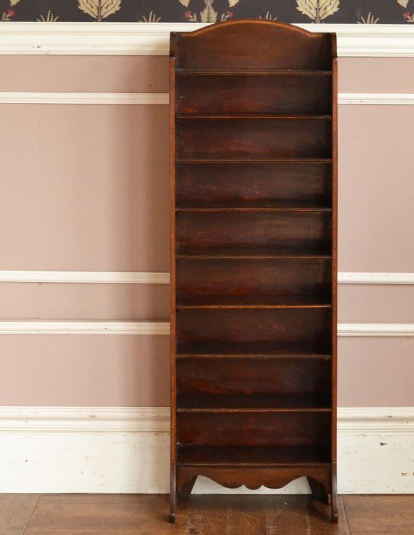 オープンシェルフ・オープンラック アンティーク家具 細長い英国のアンティーク家具、オープン棚のシェルフ。棚板でしっかり仕切られているので整理整頓しやすいですよ。(k-1258k-f)