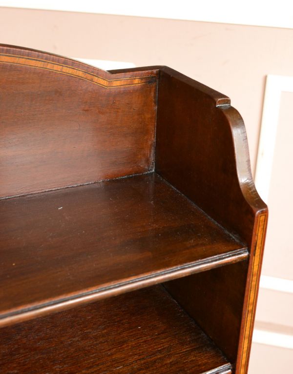 オープンシェルフ・オープンラック アンティーク家具 細長い英国のアンティーク家具、オープン棚のシェルフ。トップにもカッティングがあります。(k-1258k-f)