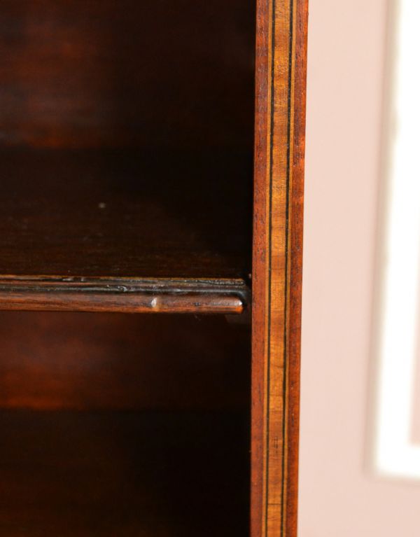 オープンシェルフ・オープンラック アンティーク家具 細長い英国のアンティーク家具、オープン棚のシェルフ。サイドには象嵌の飾りがあります。(k-1258k-f)