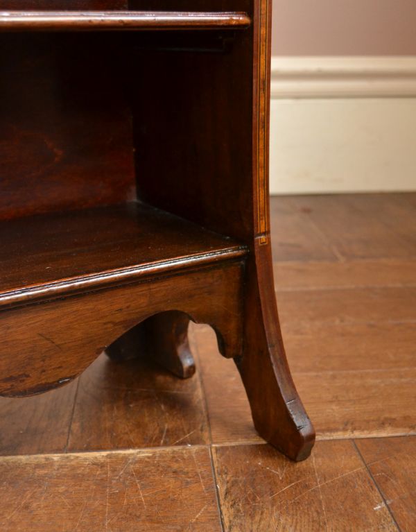 オープンシェルフ・オープンラック アンティーク家具 細長い英国のアンティーク家具、オープン棚のシェルフ。安定感のある脚がしっかり支えます。(k-1258k-f)