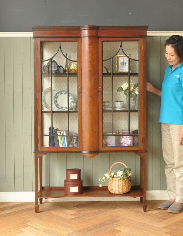 アンティークのキャビネット　アンティーク家具　アンティークの大きな英国家具、リボンの象嵌のガラスキャビネット（ショーケース）。眺めているだけで幸せな時間が流れる最上級のキャビネット芸術的に施された彫が美しいガラスのキャビネットは、置くだけでお部屋全体の空気を変えてくれる魅力があります。(k-1261k-f)