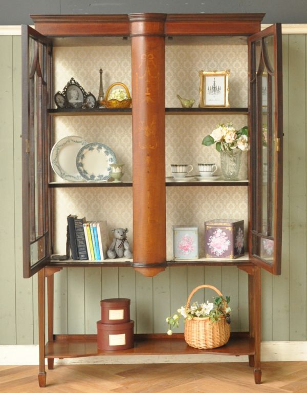 アンティークのキャビネット　アンティーク家具　アンティークの大きな英国家具、リボンの象嵌のガラスキャビネット（ショーケース）。扉を開けてみると･･･棚板と背板に貼ってあるクロスは修復の時、新しいものに張り替えました。(k-1261k-f)