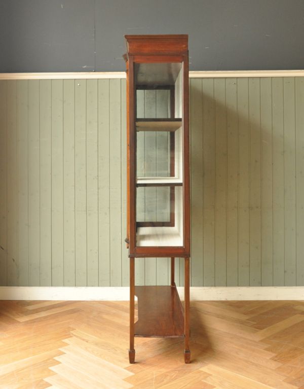 アンティークのキャビネット　アンティーク家具　アンティークの大きな英国家具、リボンの象嵌のガラスキャビネット（ショーケース）。横から見ても素敵なんですガラスキャビネットはどこから見ても美しい！いろんな角度から中を見て楽んで下さい。(k-1261k-f)