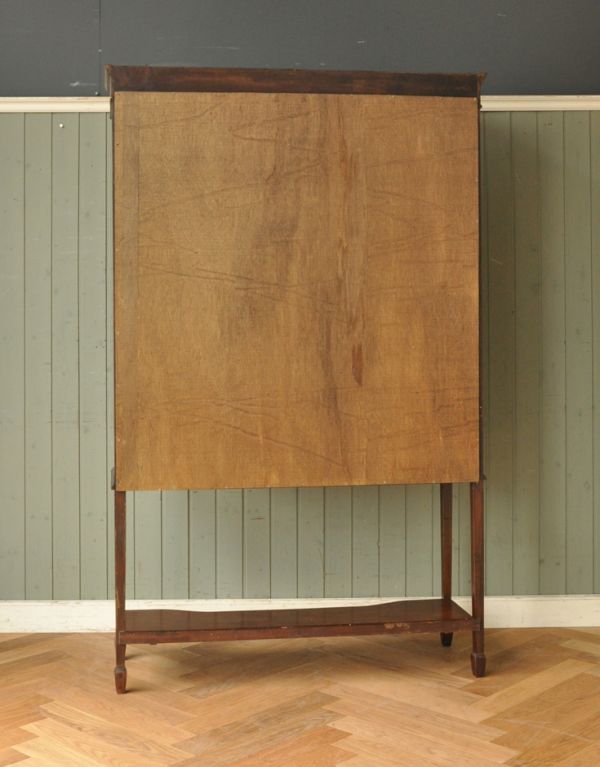 アンティークのキャビネット　アンティーク家具　アンティークの大きな英国家具、リボンの象嵌のガラスキャビネット（ショーケース）。後ろ姿もキレイです。(k-1261k-f)