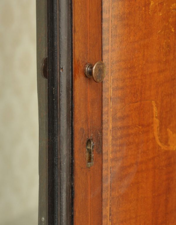 アンティークのキャビネット　アンティーク家具　アンティークの大きな英国家具、リボンの象嵌のガラスキャビネット（ショーケース）。開ける度にワクワク取っ手もアンティークらしいデザイン。(k-1261k-f)