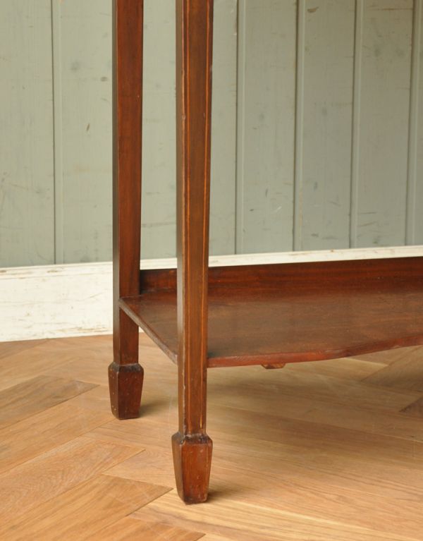 アンティークのキャビネット　アンティーク家具　アンティークの大きな英国家具、リボンの象嵌のガラスキャビネット（ショーケース）。女性１人でラクラク運べちゃうんですHandleのアンティークは、脚の裏にフェルトキーパーをお付けしています。(k-1261k-f)