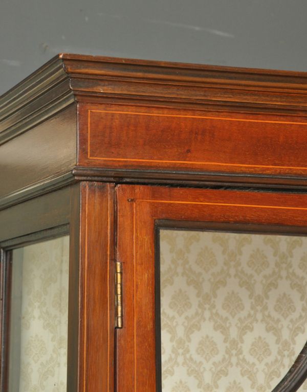 アンティークのキャビネット　アンティーク家具　アンティークの大きな英国家具、リボンの象嵌のガラスキャビネット（ショーケース）。職人技が光っています。(k-1261k-f)