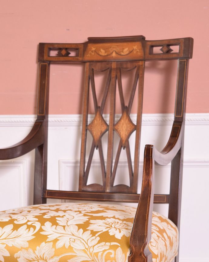 象嵌が入った貴重な英国アンティーク、美しい背もたれのアームチェア(k