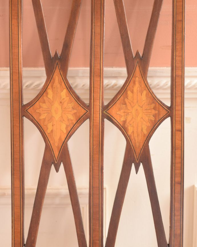 象嵌が入った貴重な英国アンティーク、美しい背もたれのアームチェア(k