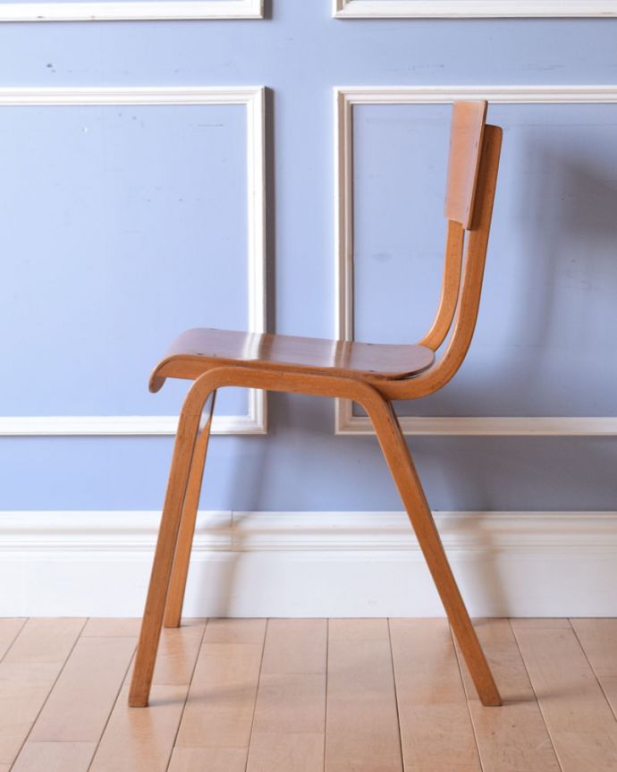 スクールチェアの横顔