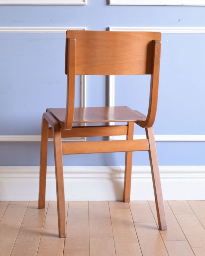 アンティークの椅子の後ろ姿