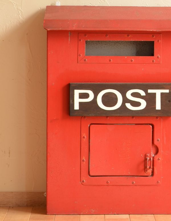 アンティーク ホーロー・アイアン製の雑貨　アンティーク雑貨　イギリスで見つけためずらしいアンティーク、真っ赤な色の可愛いポスト。しっかりとした作り金属製でしっかりした作りなので、届いた郵便など中に入れたものをしっかり守ってくれます。(k-1271-z)
