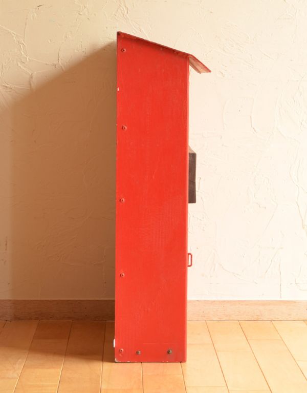 アンティーク ホーロー・アイアン製の雑貨　アンティーク雑貨　イギリスで見つけためずらしいアンティーク、真っ赤な色の可愛いポスト。横から見ると･･･可愛いお家のような形をしているんです。(k-1271-z)