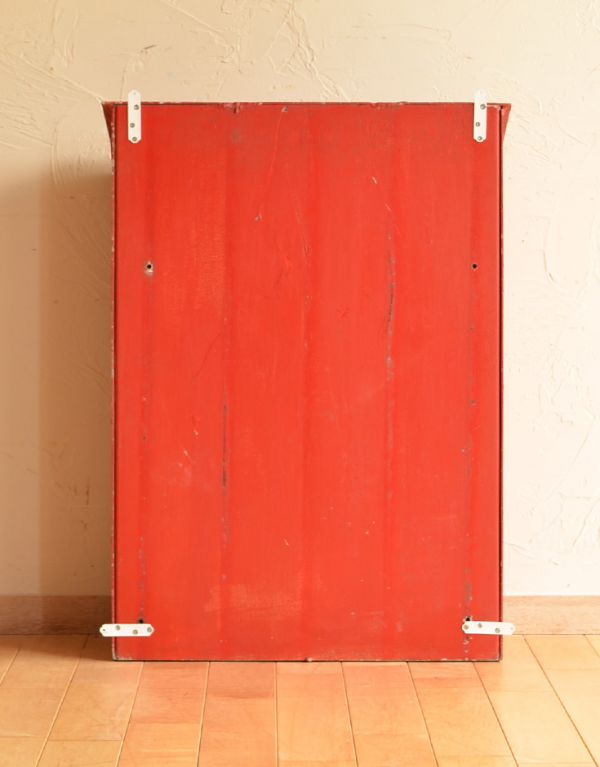 アンティーク ホーロー・アイアン製の雑貨　アンティーク雑貨　イギリスで見つけためずらしいアンティーク、真っ赤な色の可愛いポスト。裏側はこんな感じ裏側に、金具を付けたので、壁にも取り付けできます。(k-1271-z)