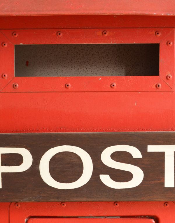 アンティーク ホーロー・アイアン製の雑貨　アンティーク雑貨　イギリスで見つけためずらしいアンティーク、真っ赤な色の可愛いポスト。木製のプレートPOSTの文字が書かれた木製のプレート。(k-1271-z)