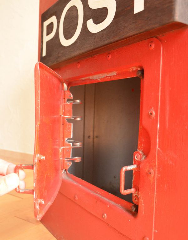 アンティーク ホーロー・アイアン製の雑貨　アンティーク雑貨　イギリスで見つけためずらしいアンティーク、真っ赤な色の可愛いポスト。開け閉めは･･･ココから中のものを取り出せます。(k-1271-z)